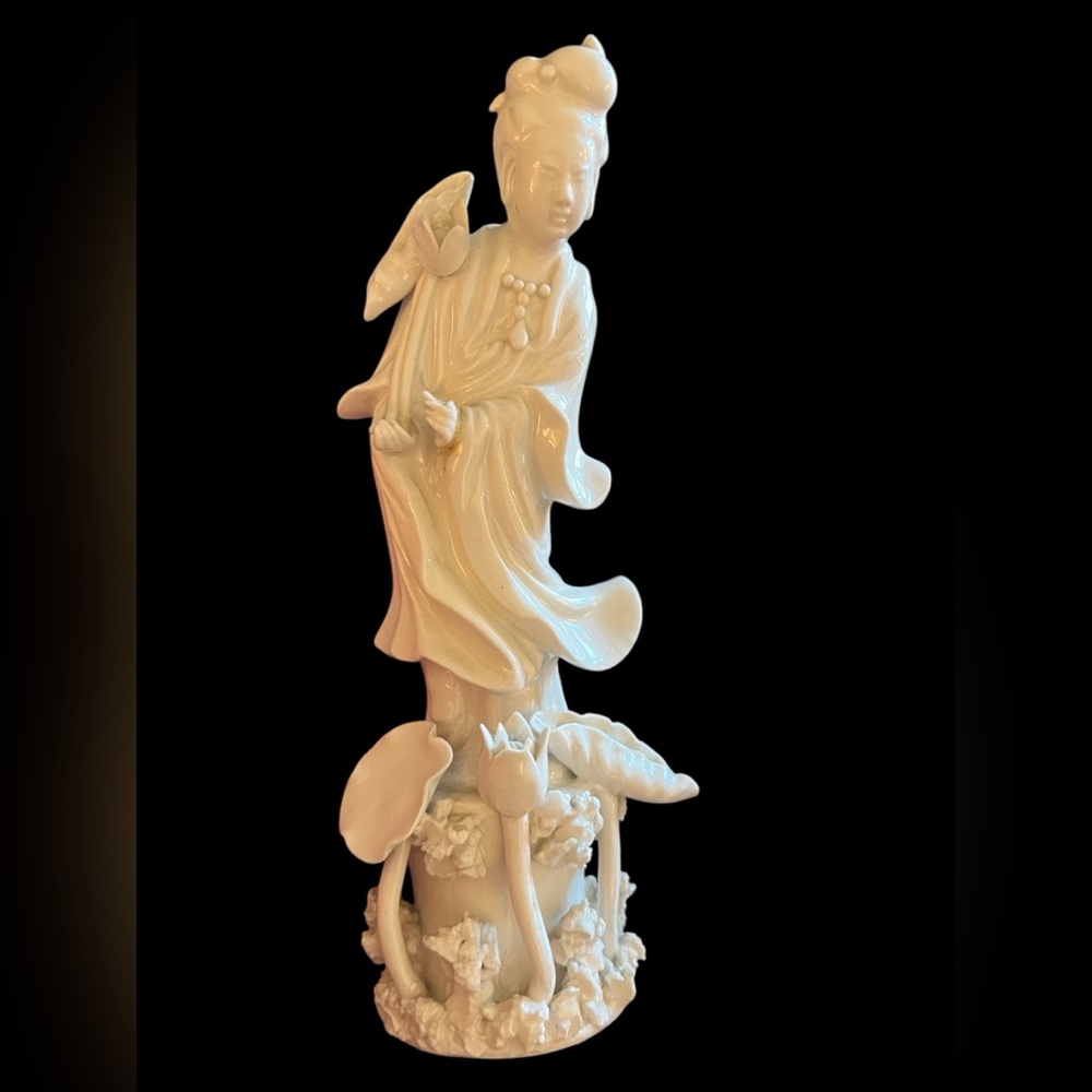 Vintage~ porcelain sculpture of Kwan Yin (also known as Guan Yin or Quan Yin) 7”